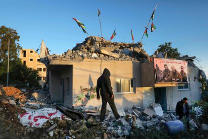 Palestinos nos restos da casa de Qassam Barghouti, demolida pelas forças israelenses na Cisjordânia, na segunda.