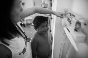 Geraldo Alckmin, de oito anos, passa por uma avaliação antes da cirurgia. Há três meses, o garoto esta subnutrido e não pôde ser operado. Depois de ganhar 6 quilos, recebeu alta para passar pela cirurgia de hérnia.