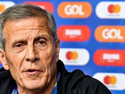 Oscar Tabárez, aos 72 anos, é o treinador da seleção uruguaia.