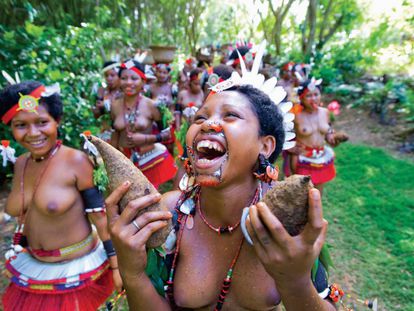 Mulheres das ilhas Trobriand com trajes tradicionais.