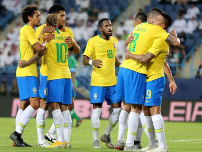 Brasileiros comemoram gol marcado por Gabriel Jesus contra a Arábia Saudita.
