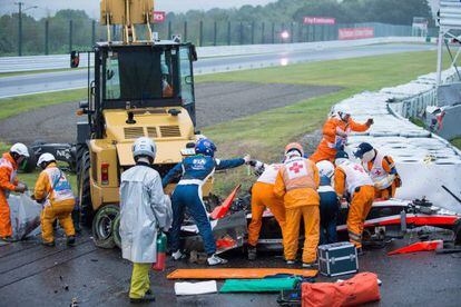 Os médicos tentam retirar Bianchi do carro.
