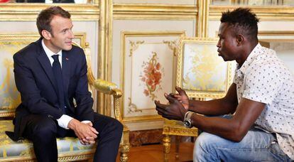 O presidente francês, Emmanuel Macron, recebe o imigrante malinês Mamoudou Gassama.