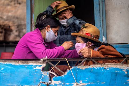 Uma família em Pamplona Alta, na periferia de Lima (Peru), se prepara para sair com máscaras.