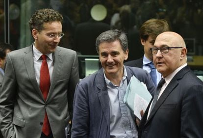 O presidente do Eurogrupo, Jeroen Dijsselbloem, ao lado do ministro das Finanças grego, Euclid Tsakalotos, e seu homólogo francês, Michel Sapin, nesta terça-feira em Bruxelas.