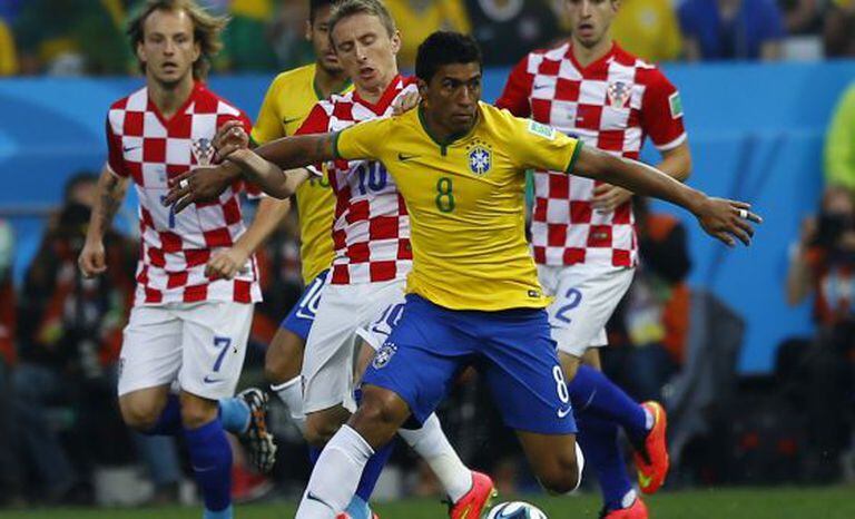 Paulinho protege a bola diante de Modric no Brasil-Croácia.
