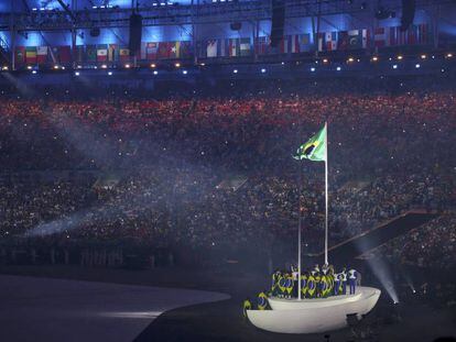 A bandeira içada no Maracanã