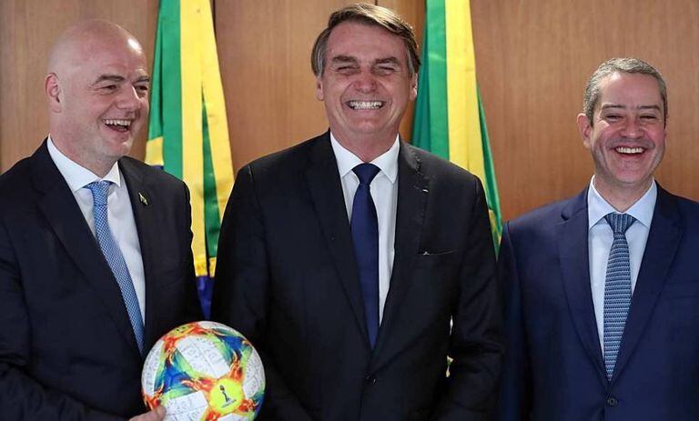 Bolsonaro recebe os presidentes da FIFA e da CBF no Palácio do Planalto.