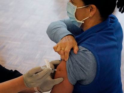 Campanha de vacinação começou nesta segunda nos Estados Unidos.