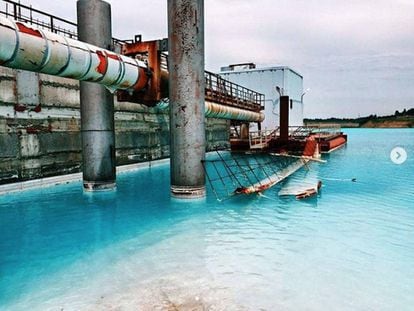 Uma imagem um pouco mais realista do lugar: este lago de águas turquesa é na verdade o local onde vão parar os rejeitos de uma central termoelétrica que abastece a cidade de Novosibirsk.