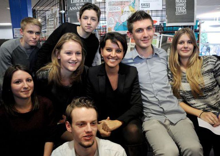 Najat Vallaud-Belkacem, ministra da Educação da França, em uma escola onde um aluno foi agredido por apoiar o 'Charlie Hebdo'.