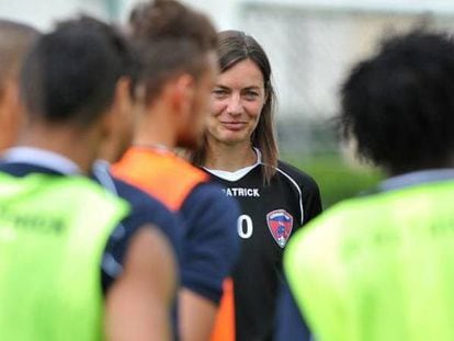 Corinne Diacre, ex-jogadora francesa de futebol e atual técnica do Clermont Foot Auvergne, da segunda divisão. É a primeira mulher a dirigir uma equipe profissional no país.