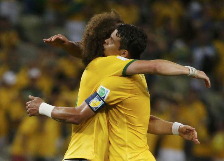 David Luiz e Thiago Silva se abraçam depois de derrotar a Colômbia.