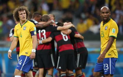 Os alemães festejam um gol diante de David Luiz e Maicon.