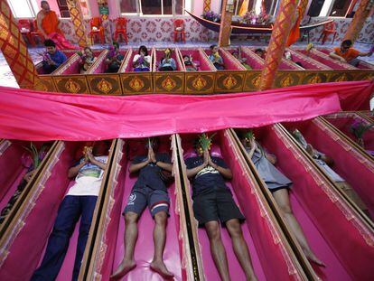 Cerimônia do caixão, no suburdio de Bangcoc, Tailândia, simbolizando morte e renascimento no Ano Novo.