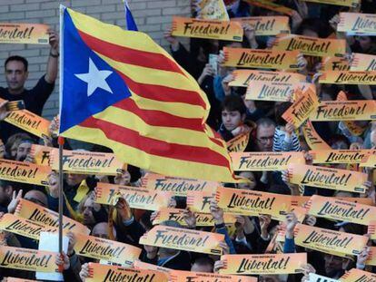 Manifestantes em Barcelona pedem a libertação dos ex-conselheiros presos
