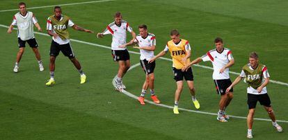Os jogadores da Alemanha se exercitam durante um treino.