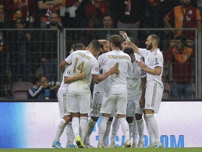 Jogadores do Real Madrid comemoram o gol de Kroos.