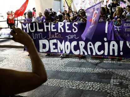 Grupo de mulheres se manifesta contra Bolsonaro.