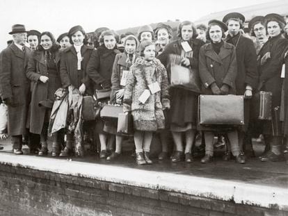 Crianças e adolescentes judeus chegam de Viena à Inglaterra por volta de 1938.