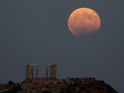 Vista do eclipse lunar parcial diante do templo de Poseidón no leste de Atenas (Grécia). Fenômeno é visto majoritariamente no Hemisfério Norte. No Brasil, só algumas cidades registram a versão "penumbral" do eclipse, menos visível.