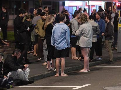 Pessoas na rua após serem evacuadas na cidade de Wellington por causa do terremoto de 7,4 graus registrado na Nova Zelândia.