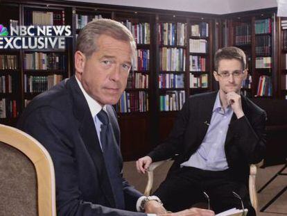 Brian Williams posa para foto com Edward Snowden, durante a entrevista em Moscou.