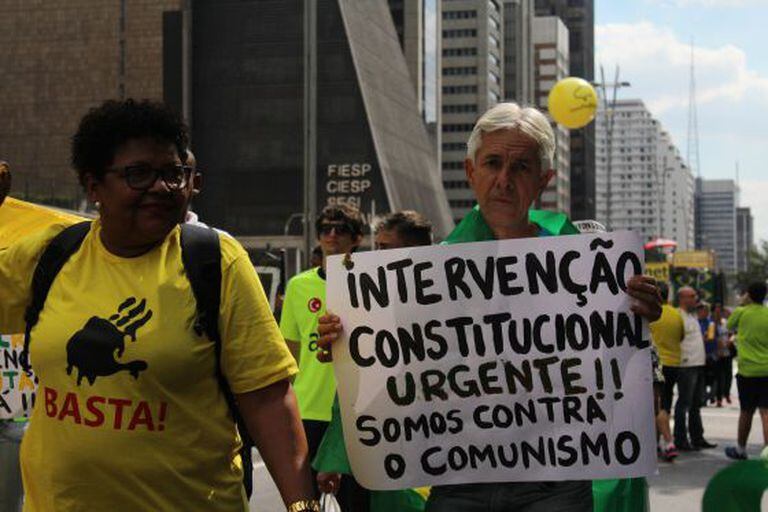 Manifestante pede a volta da ditadura durante protesto em São Paulo.