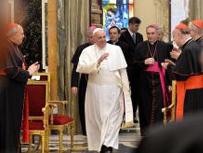 Francisco saúda os membros da Cúria romana no Vaticano.