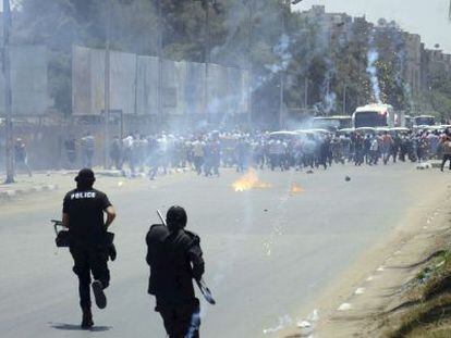 Conflito entre manifestantes e polícia no Cairo no primeiro aniversário do golpe contra Morsi.