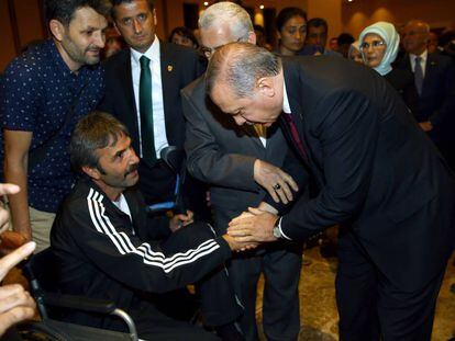 Erdogan aperta a mão de homem que ficou ferido no levante.