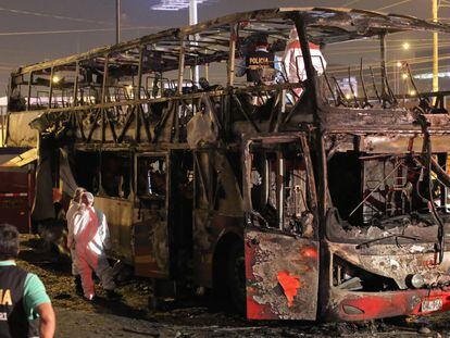 17 mortos e uma dúzia de feridos em ônibus que pegou fogo em Lima