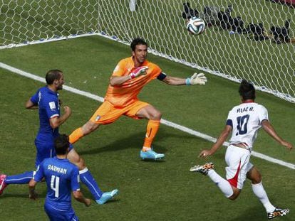 Bryan Ruiz marca o gol da Costa Rica.