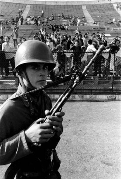 Um soldado chileno faz guarda em frente aos prisioneiros, no estádio Nacional do Chile depois do golpe de Estado de Pinochet, em 1973. / reuters