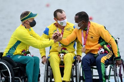 O australiano Erik Horrie (medalha de prata no remo), o ucraniano Roman Polianskyi (medalha de ouro) e o brasileiro Renê Campos Pereira (medalhista de bronze) celebram o pódio neste domingo, 29 de agosto, em Tóquio.