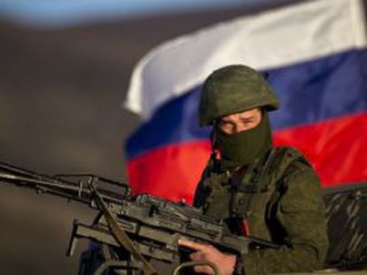 Um soldado russo numa base militar em Crimeia.