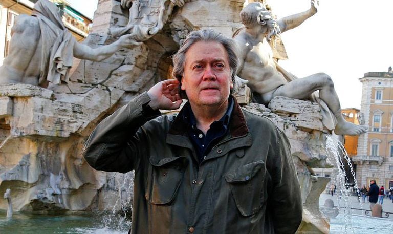 Steve Bannon posa na Piazza Navona, em Roma, em 2 de março deste ano.
