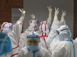 Equipe médica de Wuhan com roupa de proteção contra o coronavírus; medidas extremas ajudaram a frear contágio entre profissionais.