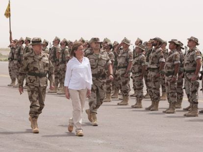 A ent&atilde;o ministra de Defesa Carme Chac&oacute;n passa em revista as tropas espanholas no Afeganist&atilde;o, em abril de 2008.