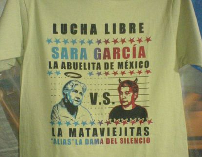Camiseta mostra a atriz Sara García com a 'Mataviejitas'.