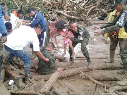 Militares colombianos atuam no resgate dos sobreviventes da avalanche de Mocoa.