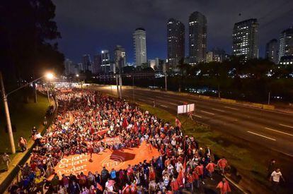 Manifestantes sem-teto durante um protesto em São Paulo.