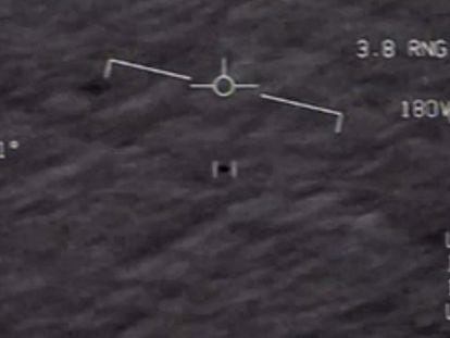 Objeto avistado por pilotos da Marinha, em uma captura de um vídeo divulgado pelos EUA em abril.