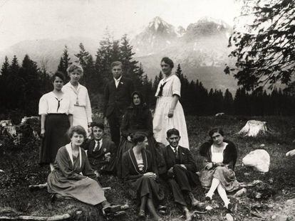 Franz Kafka, sentado à direita com convidados.