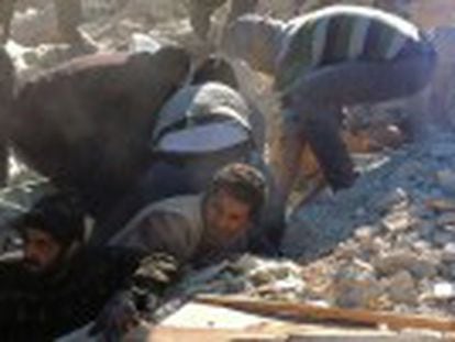 Nos últimos oito dias, o regime de Assad tem investido sobre a principal cidade da Síria, lançando barris cheios de explosivos e estilhaços. Só no domingo morreram 69