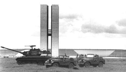 Tanques em Brasília em 1964.