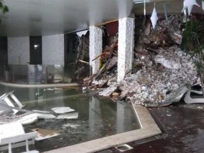 Interior do hotel Rigopiano após a avalanche.