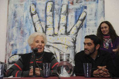 José Luis Maulín Pratto, o neto número 120, junto à presidenta das Avós da Praça de Maio, Estela de Carlotto.