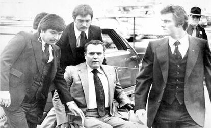 Um supremacista branco atirou em Larry Flynt em 1978 na entrada de um dos inúmeros tribunais que enfrentou como dono e máximo responsável pela revista pornográfica ‘Hustler’. Flynt está desde então em uma cadeira de rodas, por causa das lesões provocadas pelos disparos