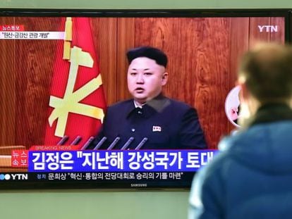 Homem assiste em Seul à mensagem de Kim Jong-un.